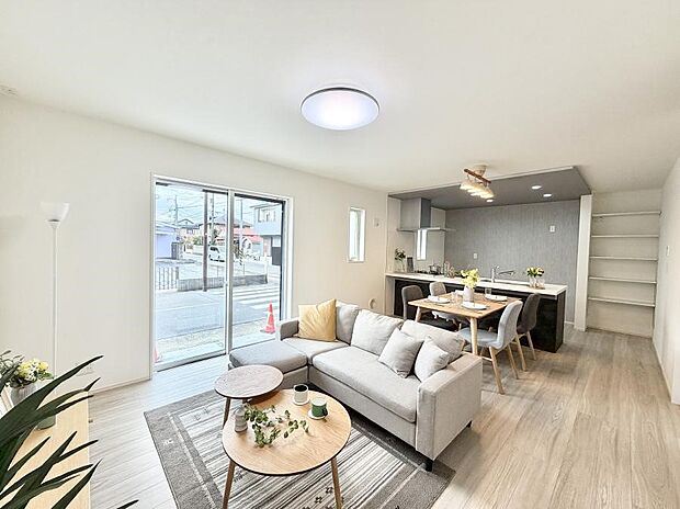 陽ざしが射し込む明るいLDK  