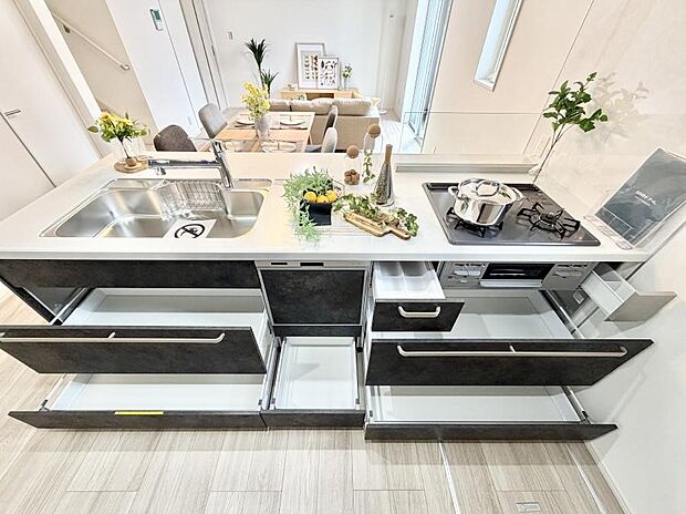 収納力豊富なシステムキッチンです！