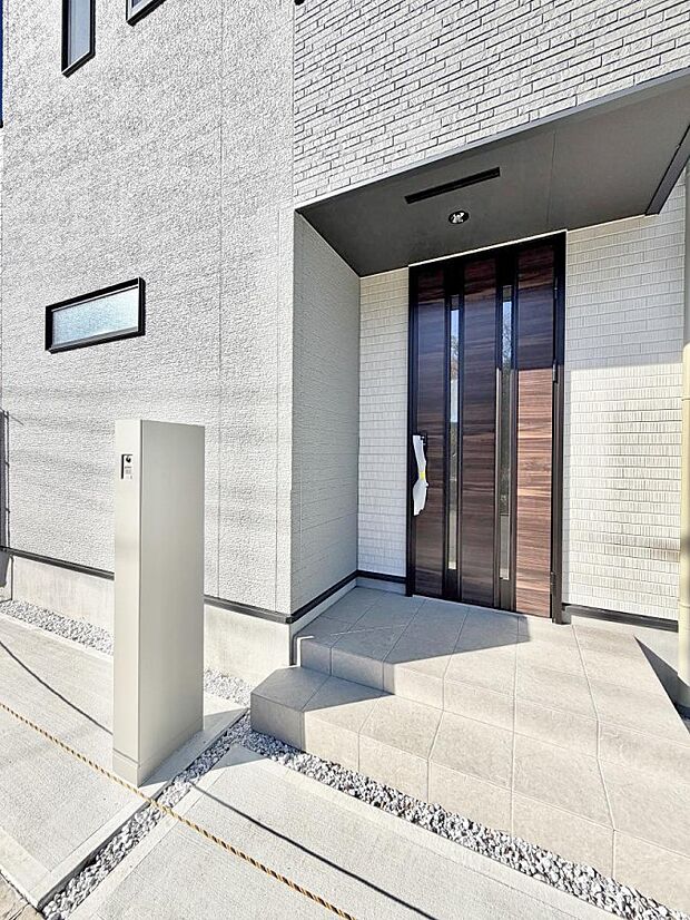 ■ シンプルで美しく、住まいの第一印象を彩る玄関です