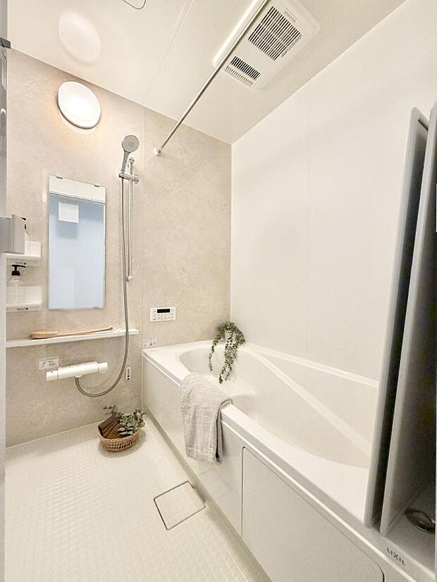 落ち着いた色合いの壁面、ゆっくり、ゆったり寛げるバスルーム。  