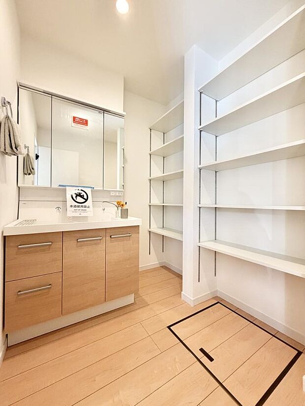 ■明るい洗面所、嬉しい収納スペース付！  