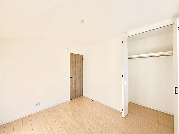 広いクローゼット、収納は多い方が嬉しいですね！  