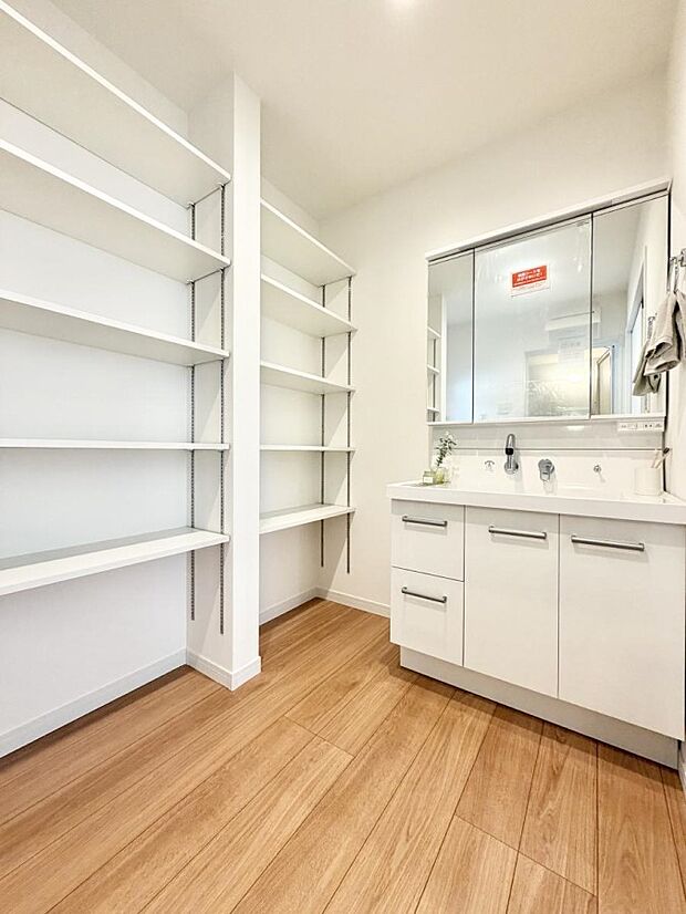 ■明るい洗面所、嬉しい収納スペース付!