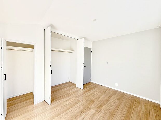 広いクローゼット、収納は多い方が嬉しいですね!