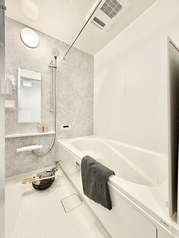 落ち着いた色合いの壁面、ゆっくり、ゆったり寛げるバスルーム。  