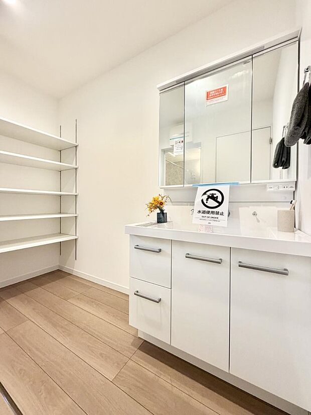 ■明るい洗面所、嬉しい収納スペース付！  