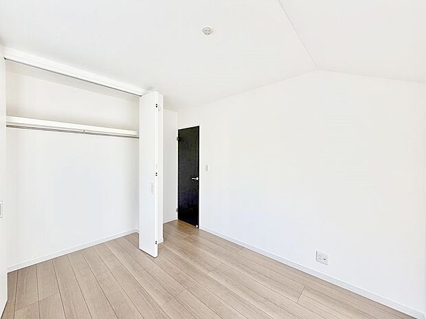 広いクローゼット、収納は多い方が嬉しいですね！  