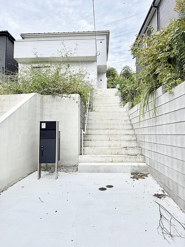 ■ シンプルで美しく、住まいの第一印象を彩る玄関です