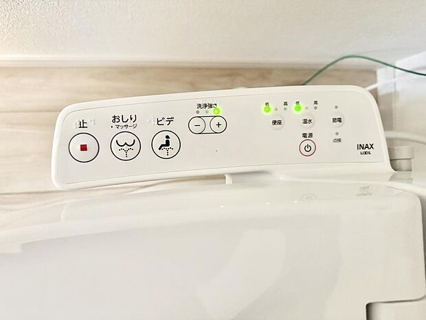 ■温水洗浄で快適、清潔感が保たれるシャワートイレ