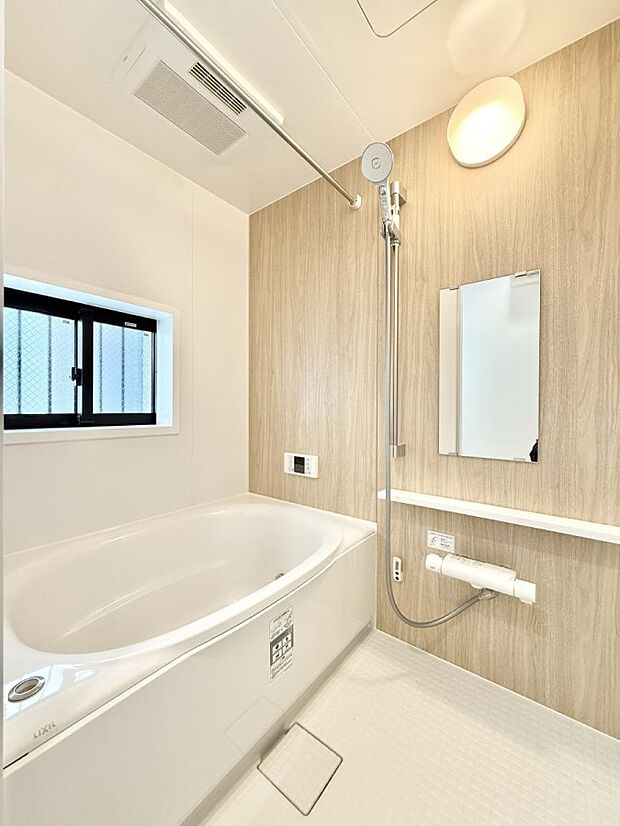 ■落ち着いた色合いの壁面、ゆっくり寛げるバスルーム