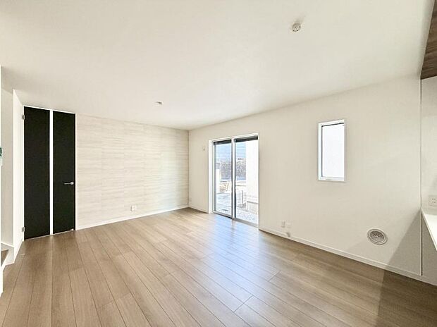 陽ざしが射し込む明るいLDK