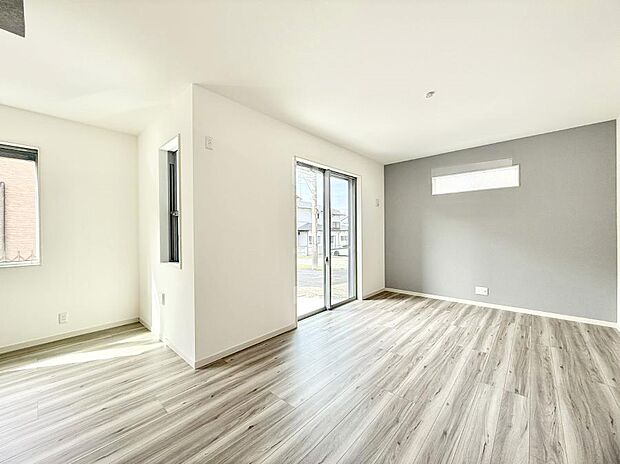 ■自然の光が差し込み、明るい空間が広がります