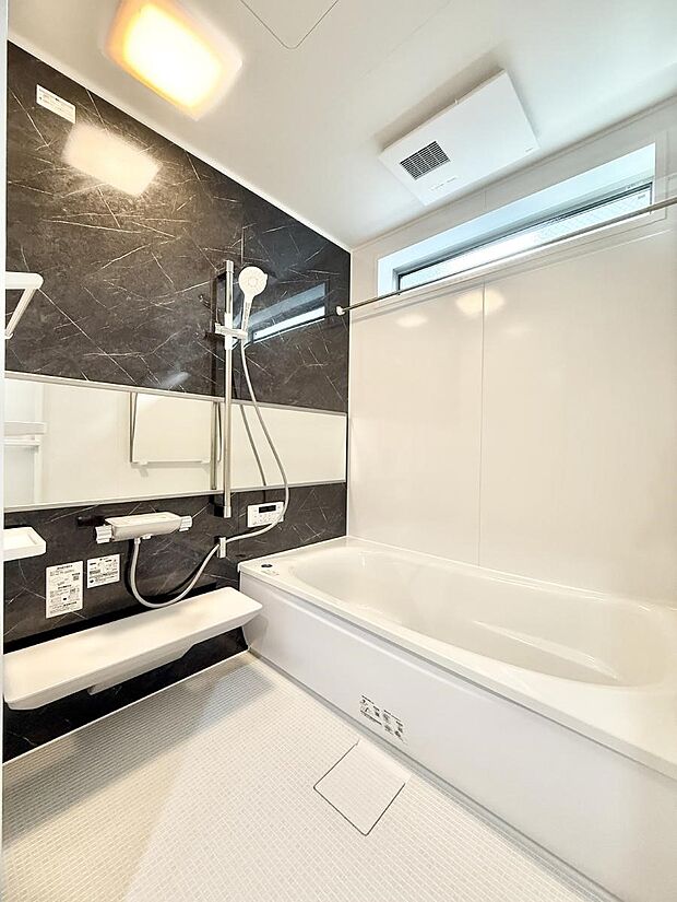 ■落ち着いた色合いの壁面、ゆっくり、ゆったり寛げるバスルーム。  