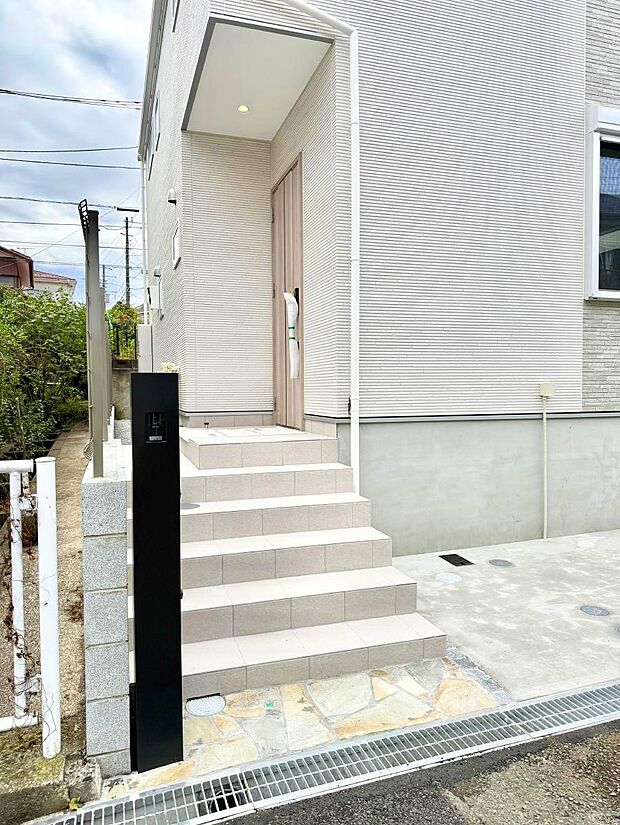 ■ シンプルで美しく、住まいの第一印象を彩る玄関です