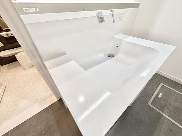 ■細かい部分まで洗いやすく便利なハンドシャワー付き