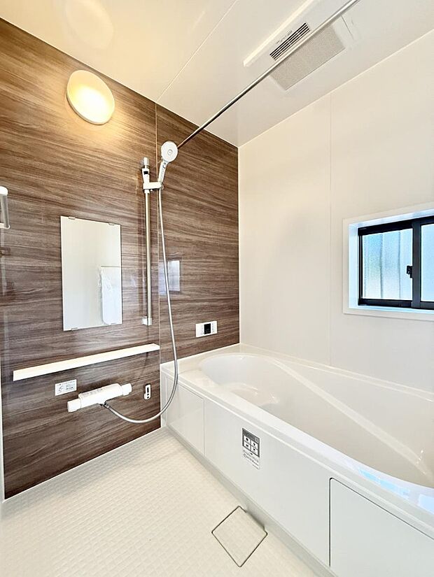 ■落ち着いた色合いの壁面、ゆっくり寛げるバスルーム