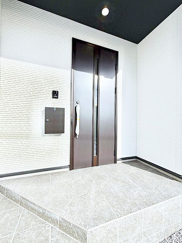 ■ シンプルで美しく、住まいの第一印象を彩る玄関です