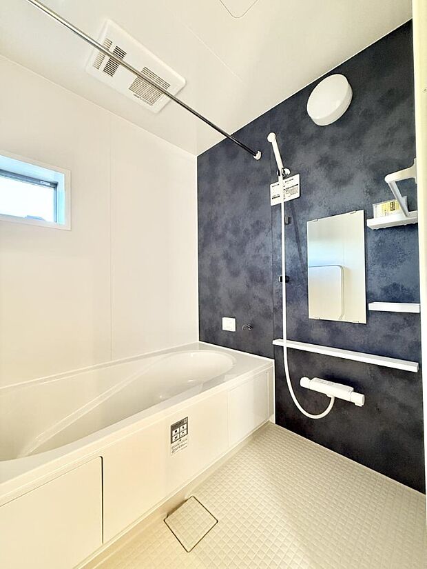 ■落ち着いた色合いの壁面、ゆっくり寛げるバスルーム