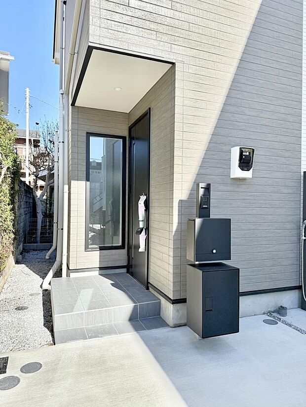 ■ シンプルで美しく、住まいの第一印象を彩る玄関です