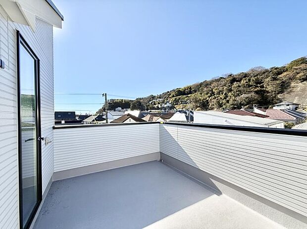 ■日当たり良好！眺めの良いルーフバルコニーです！