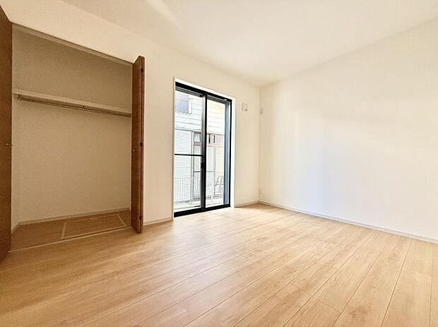 ■大きな窓は開放感があり、明るさ通風バッチリです