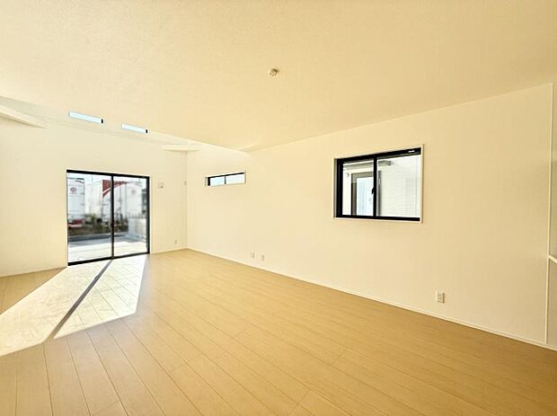 ■陽ざしが射し込む明るいLDKは家族でのんびり寛げます  