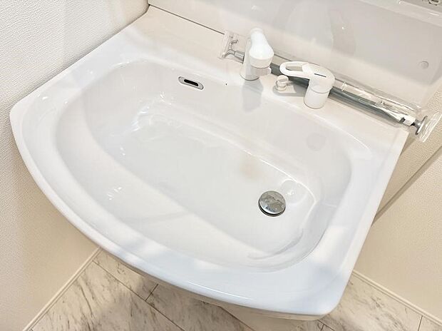 ■細かい部分まで洗いやすく便利なハンドシャワー付き