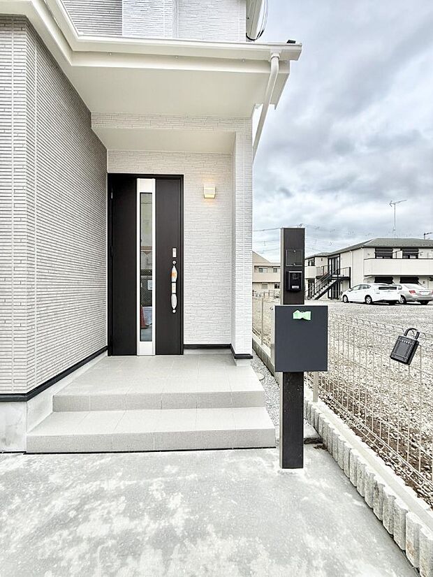 ■ シンプルで美しく、住まいの第一印象を彩る玄関です