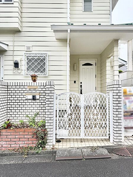 ■ シンプルで美しく、住まいの第一印象を彩る玄関です