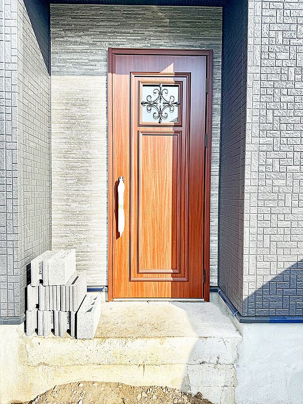 ■ シンプルで美しく、住まいの第一印象を彩る玄関です