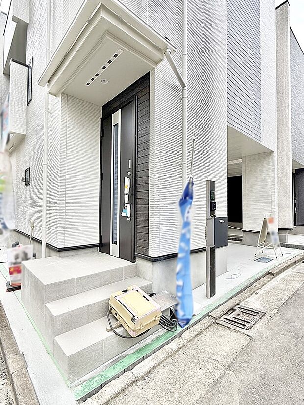 B号棟 ■ シンプルで美しく、住まいの第一印象を彩る玄関です