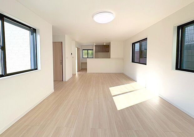 陽ざしが射し込む明るいLDK