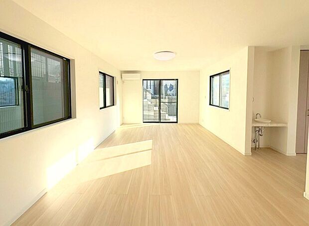 大きな窓から光が入り明るい空間でお寛ぎいただけます