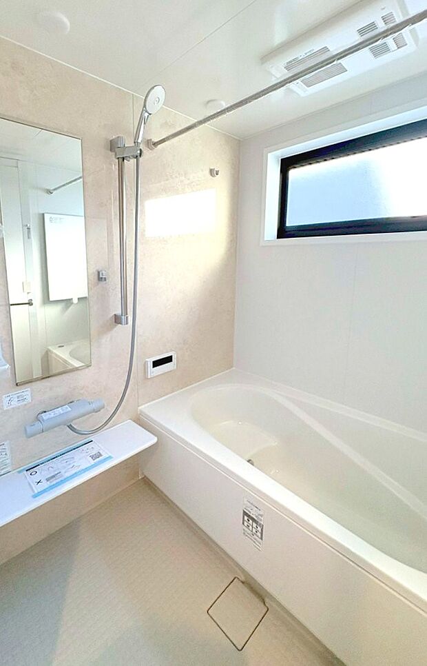 落ち着いた色合いの壁面、ゆっくり、ゆったり寛げるバスルーム。  