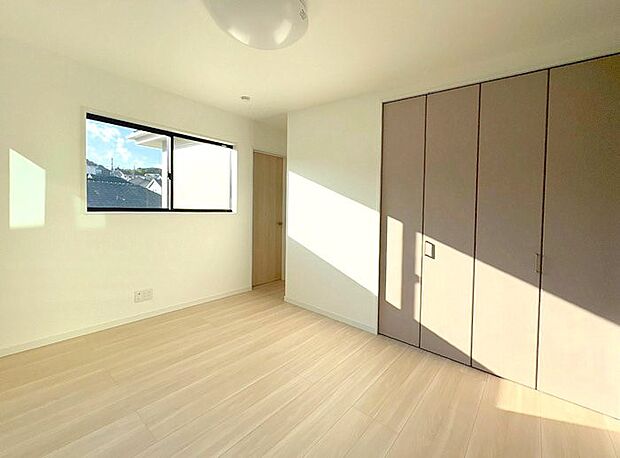 広いクローゼット、収納は多い方が嬉しいですね！  