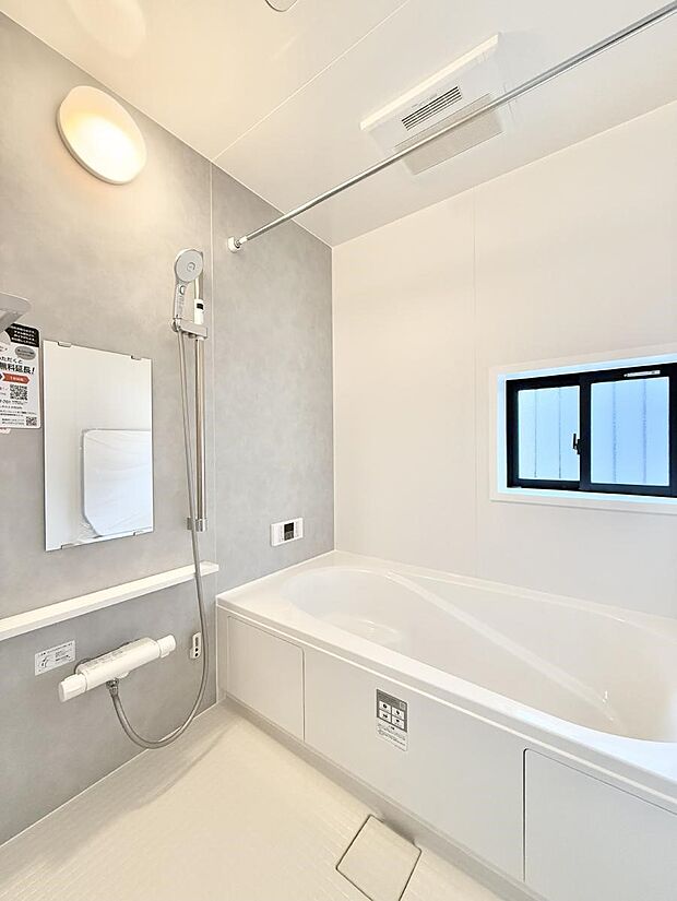 ■落ち着いた色合いの壁面、ゆっくり寛げるバスルーム