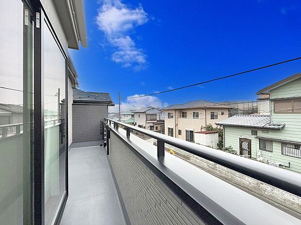 ■ 心地よい風と光を感じる、くつろぎのバルコニー