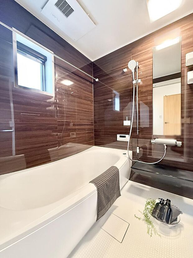 ■落ち着いた色合いの壁面、ゆっくり、ゆったり寛げるバスルーム。  