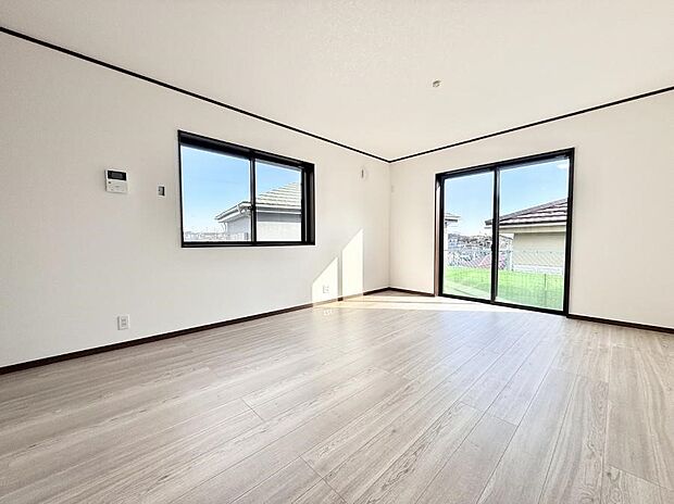 陽ざしが射し込む明るいLDKは家族でのんびり寛げます