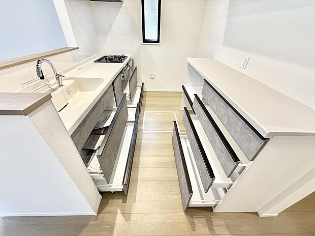 ■背面のカップボードは沢山の食器類が収納できます  