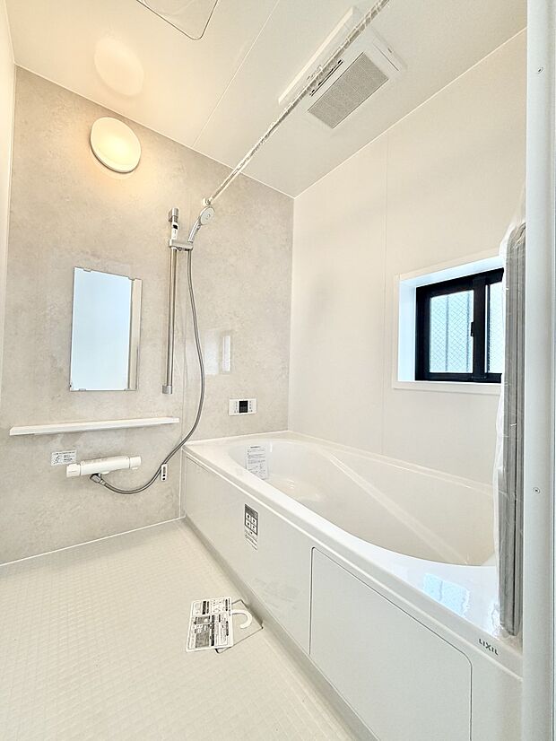 ■落ち着いた色合いの壁面、ゆっくり寛げるバスルーム