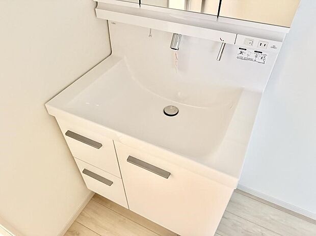 ■細かい部分まで洗いやすく便利なハンドシャワー付き