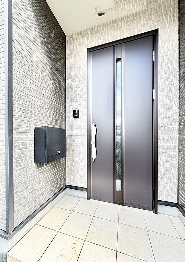 2号棟 ■ シンプルで美しく、住まいの第一印象を彩る玄関です