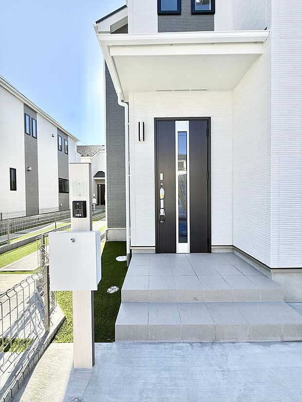 ■ シンプルで美しく、住まいの第一印象を彩る玄関です