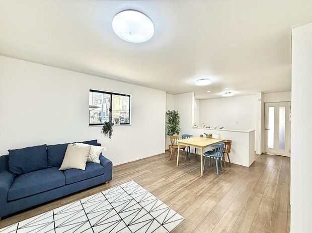 ■自然の光が差し込み、明るい空間が広がります