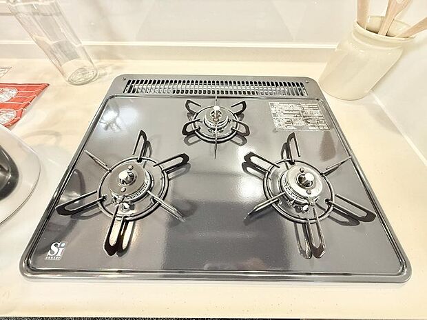 ■3口コンロのシステムキッチンで料理の手順もスムーズに