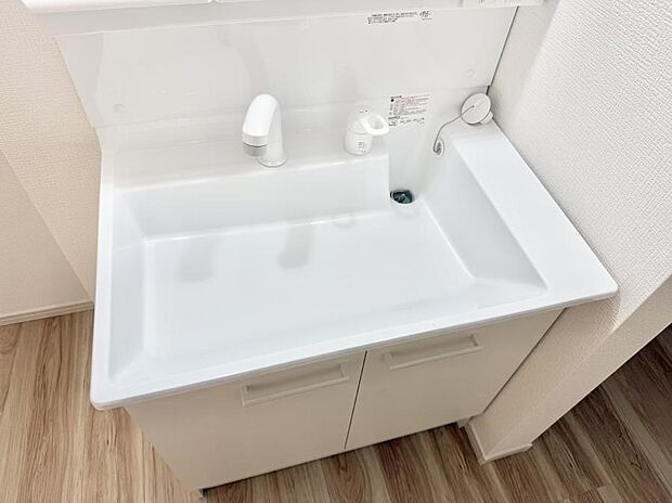 ■細かい部分まで洗いやすく便利なハンドシャワー付き