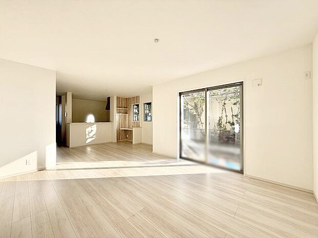 ■陽ざしが射し込む明るいLDKは家族でのんびり寛げます  