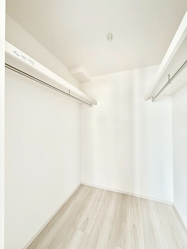 ■季節の洋服も、思い出の小物もすっきり収納できるウォークインクローゼット付  