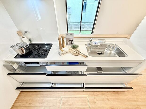 ■小窓があるので、明るさと開放感たっぷりなキッチン!